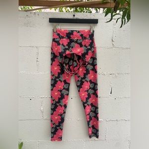 NWOT:Onzie High Rise Legging+Sacred Bra Set, Black/red/green Floral Pattern, S/M